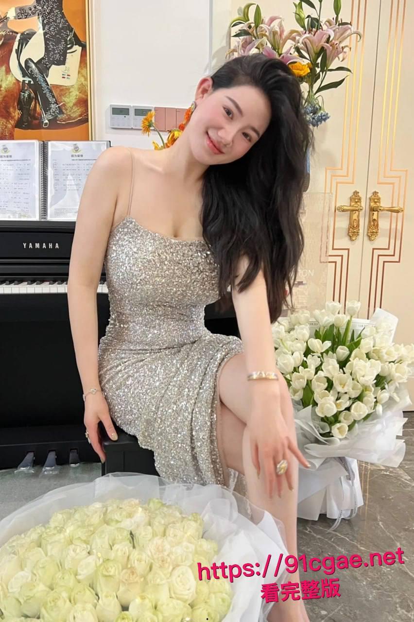 兄弟的老婆出轨被我无意发现，告诉兄弟后喊上我们迷翻他老婆一起轮番操得她骚逼都合不拢！