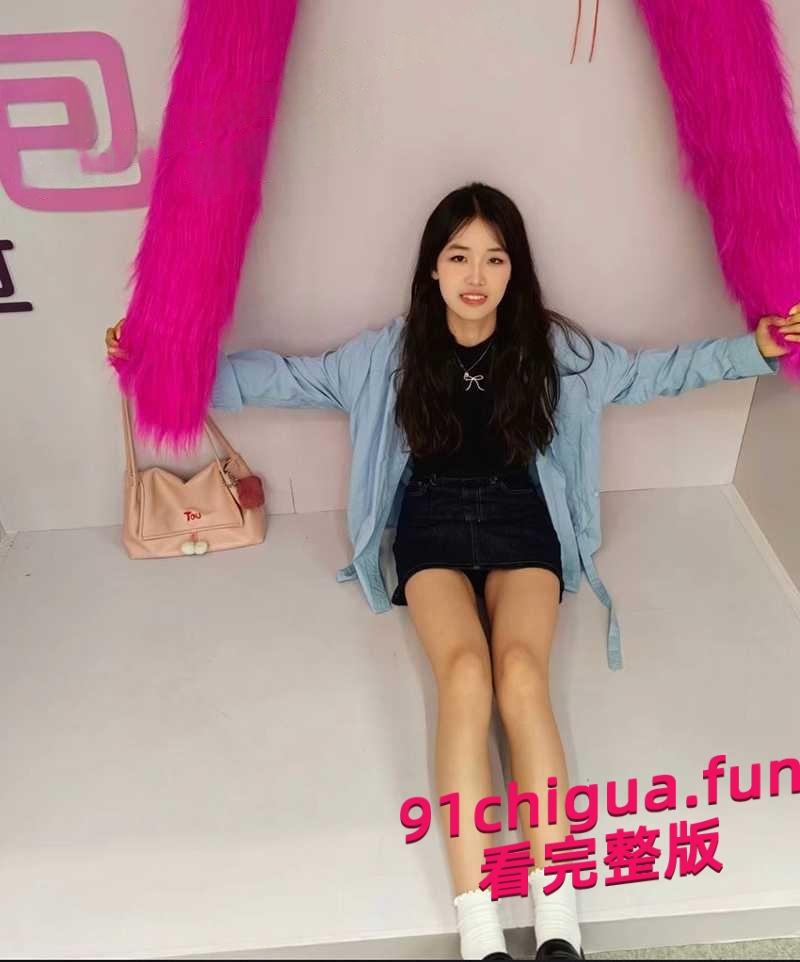 异地恋美腿JK女友和摄影师互免偷情 做爱自拍发给男友！