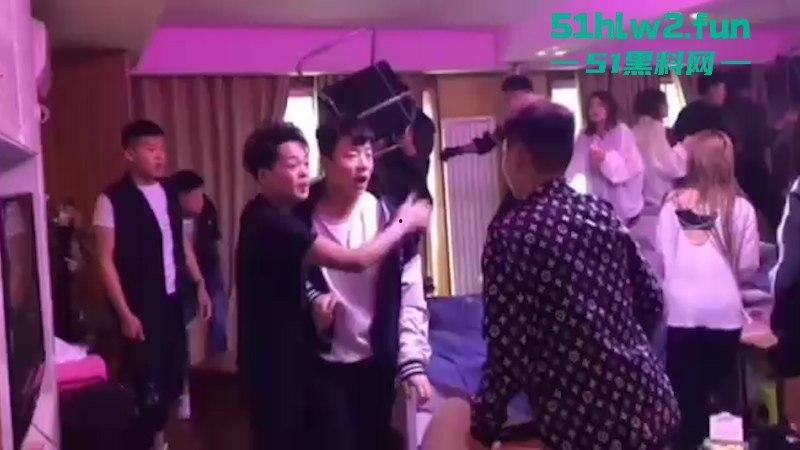 精神小伙情人节约操兄弟老婆被发现引发大混战，双拳难敌众手惨遭群殴现场视频曝光。