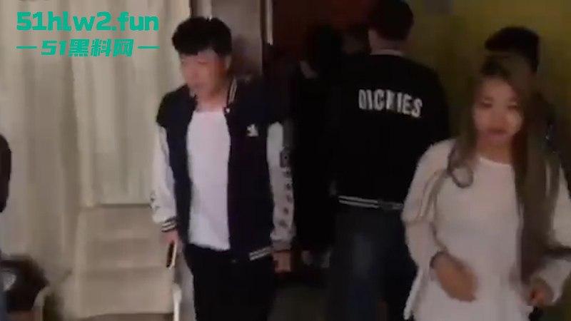 精神小伙情人节约操兄弟老婆被发现引发大混战，双拳难敌众手惨遭群殴现场视频曝光。