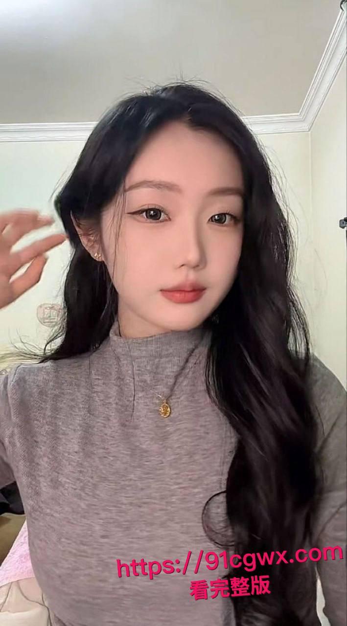 约了个漂亮的学生妹子，和她聊了很久才把她约了出来，后面才知道她居然有男友！