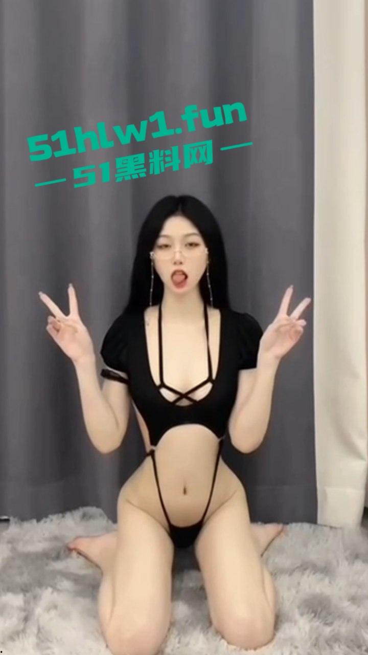 摄影师酒店私拍，极品身材长腿嫩模，穿诱人黑丝高跟，拍职业装私房照，修长美腿超撩人，大尺度自拍合集流出。