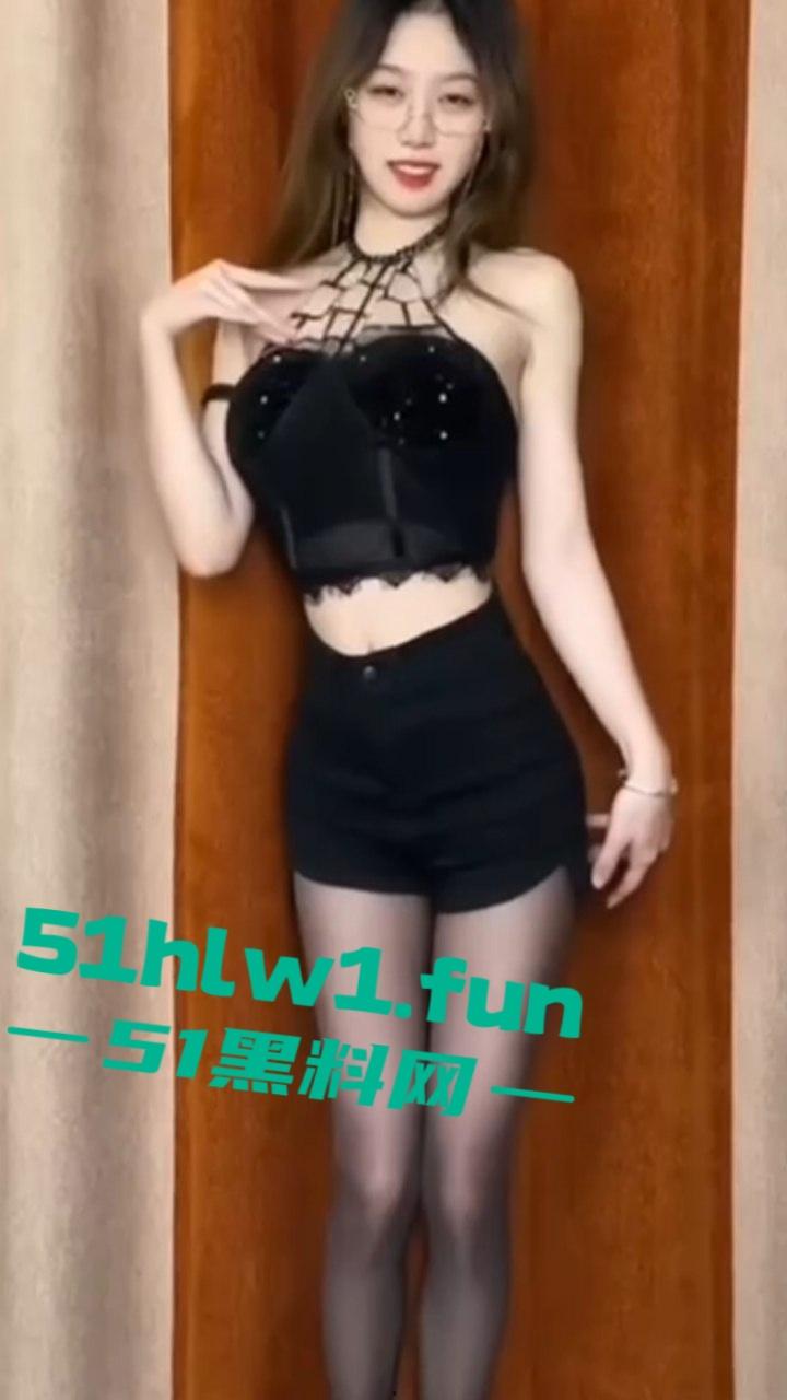 摄影师酒店私拍，极品身材长腿嫩模，穿诱人黑丝高跟，拍职业装私房照，修长美腿超撩人，大尺度自拍合集流出。-4