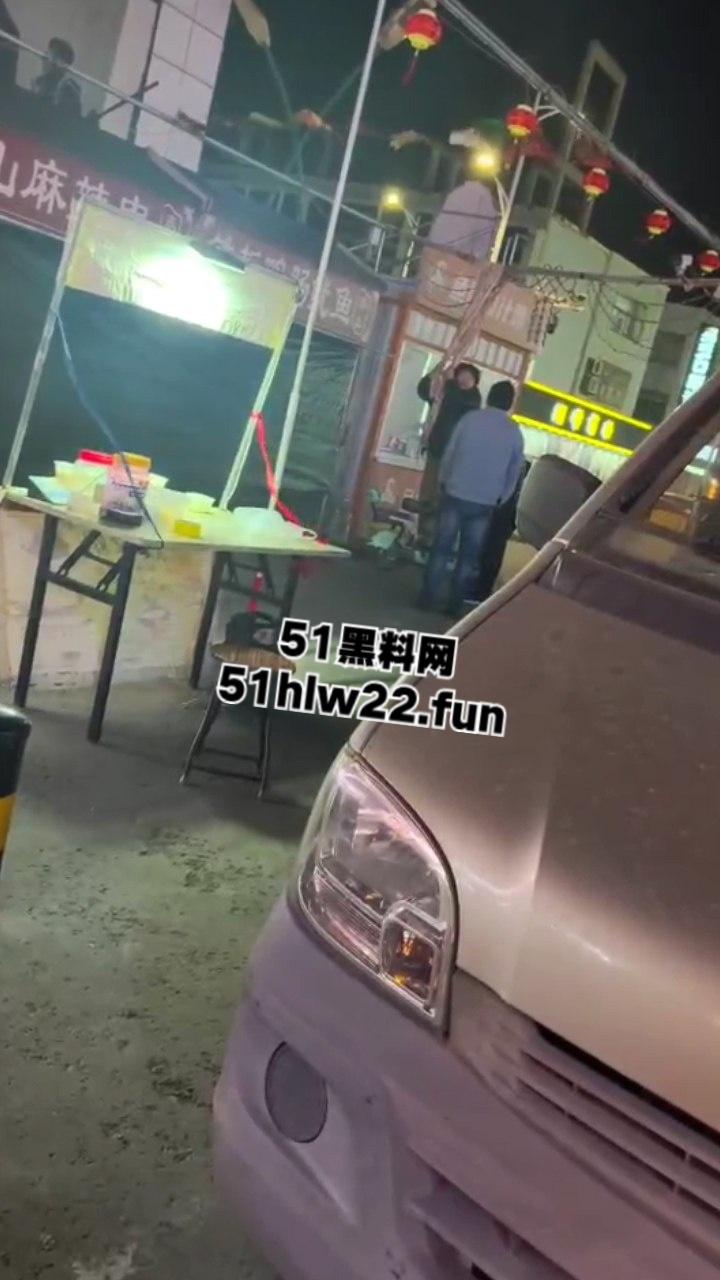 山东戏精大妈当街撒泼耍浑一哭二闹三上吊，表演太久看大家不上套此场闹剧尴尬收场。