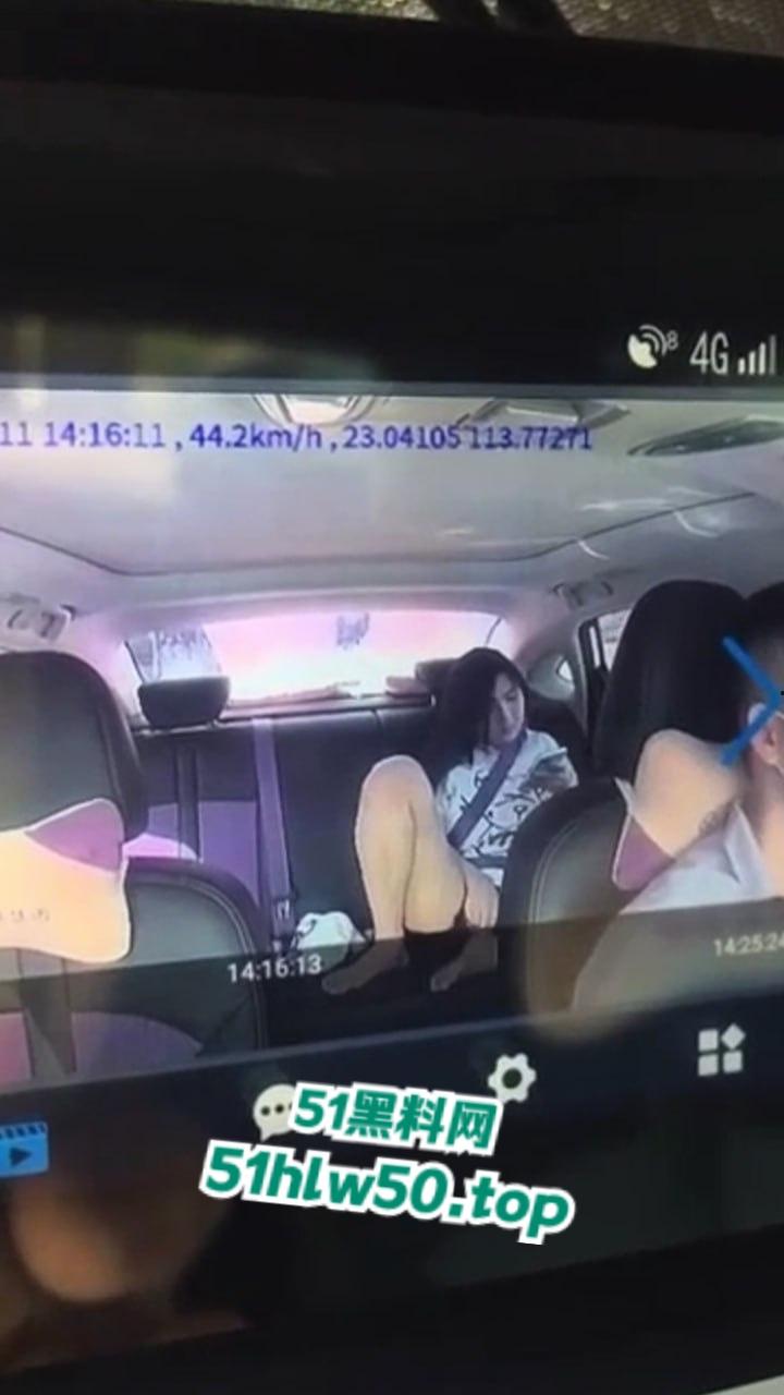 网约车司机监控偷拍，长腿学生妹按耐不住寂寞，竟在车上看片自慰被曝光，网友直呼跪求联系方式！