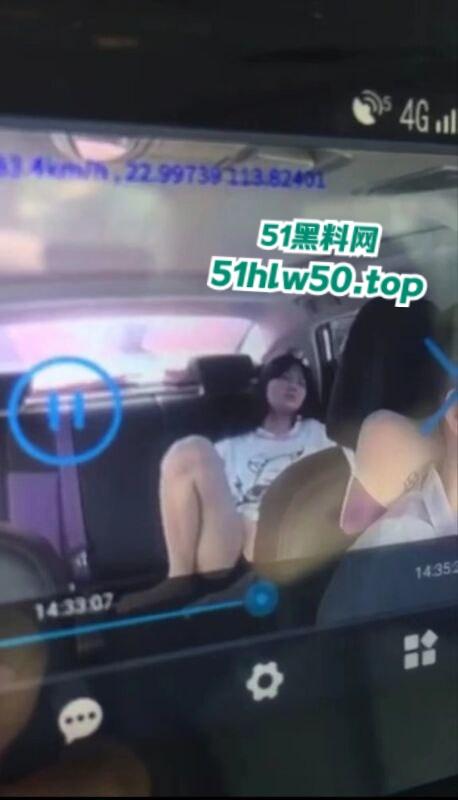 网约车司机监控偷拍，长腿学生妹按耐不住寂寞，竟在车上看片自慰被曝光，网友直呼跪求联系方式！