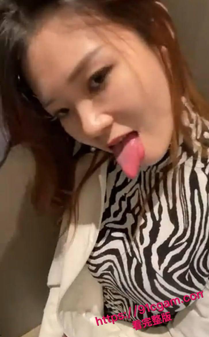 北京柜姐朱艳燕 商场试衣间与情人激情口交 妩媚眼神勾魂 骚浪动作逆天 这淫荡劲谁能顶住啊！