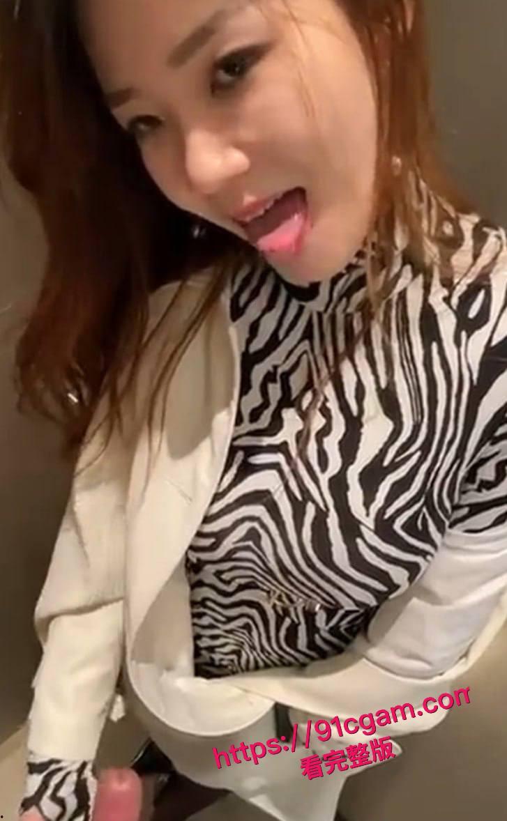 北京柜姐朱艳燕 商场试衣间与情人激情口交 妩媚眼神勾魂 骚浪动作逆天 这淫荡劲谁能顶住啊！