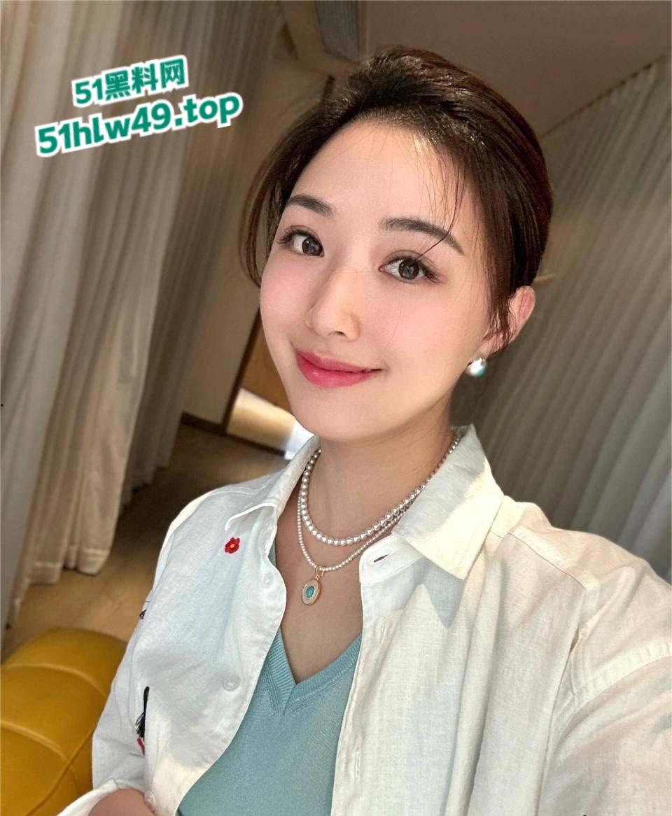 无锡美容院老板娘【李瑾妍】正值性欲旺年，网上到处约炮不雅视频被炮友泄密，90后宝妈尺度全开!