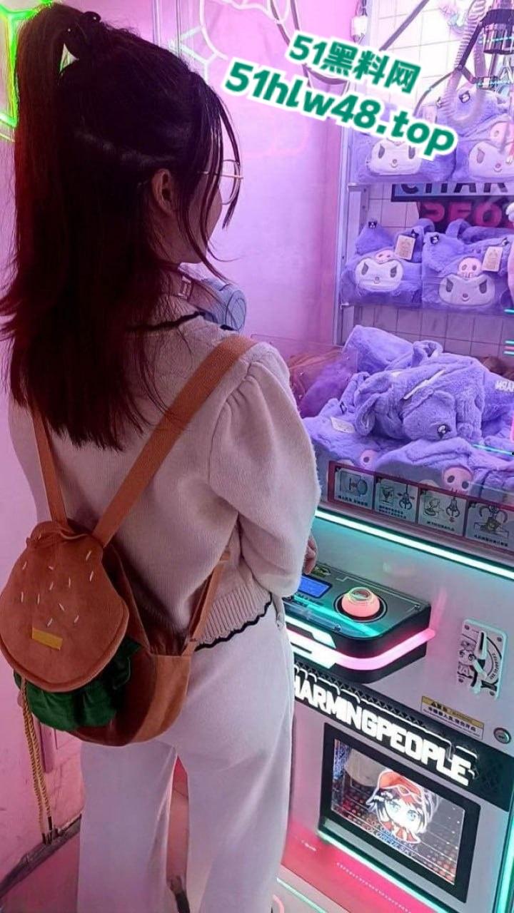 广西柳州卖水阿表勾搭学生妹，清纯可人年龄小颜值高，网上大肆炫耀自己的战绩。