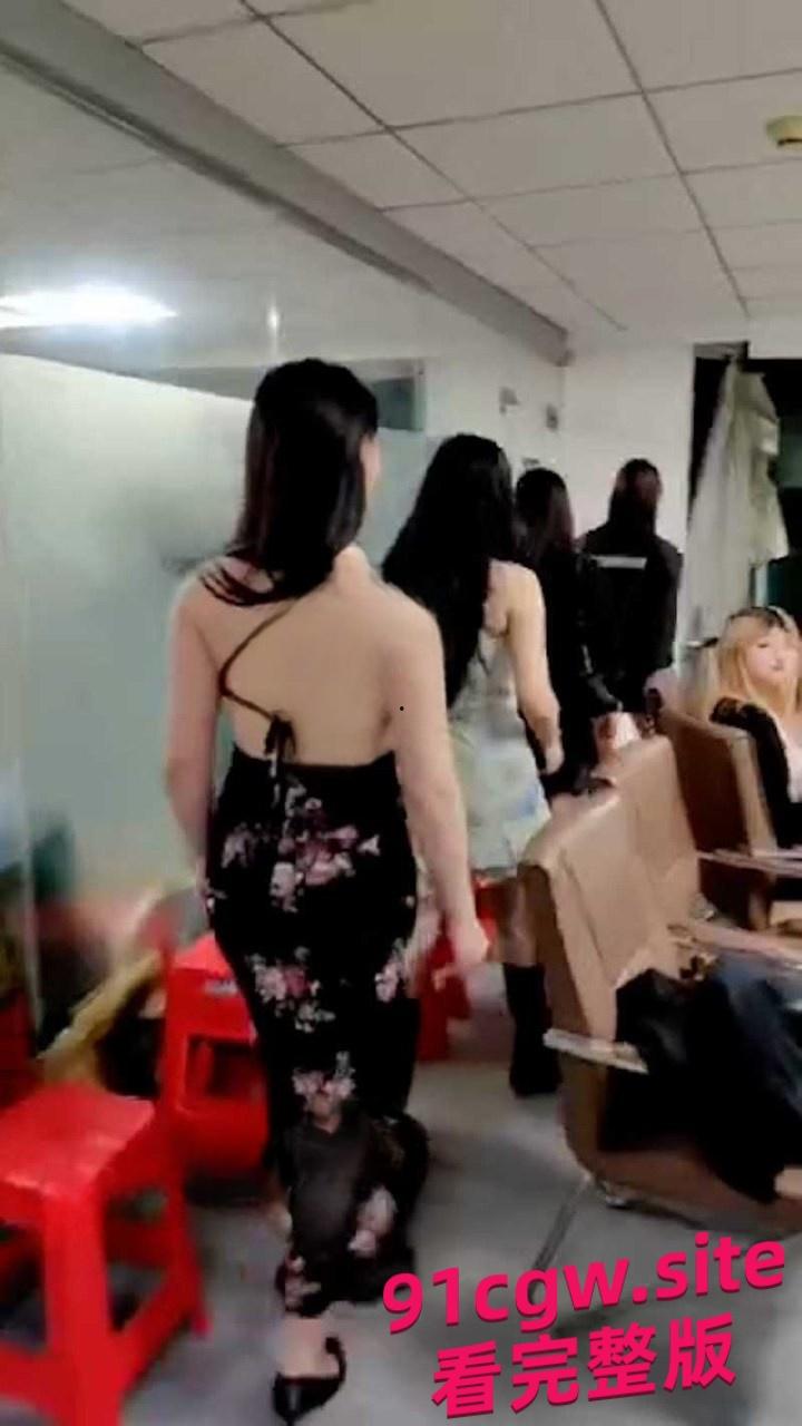 夜场会所ktv小姐面试现场 肤白貌美清一色大长腿通过之后口试视频曝光