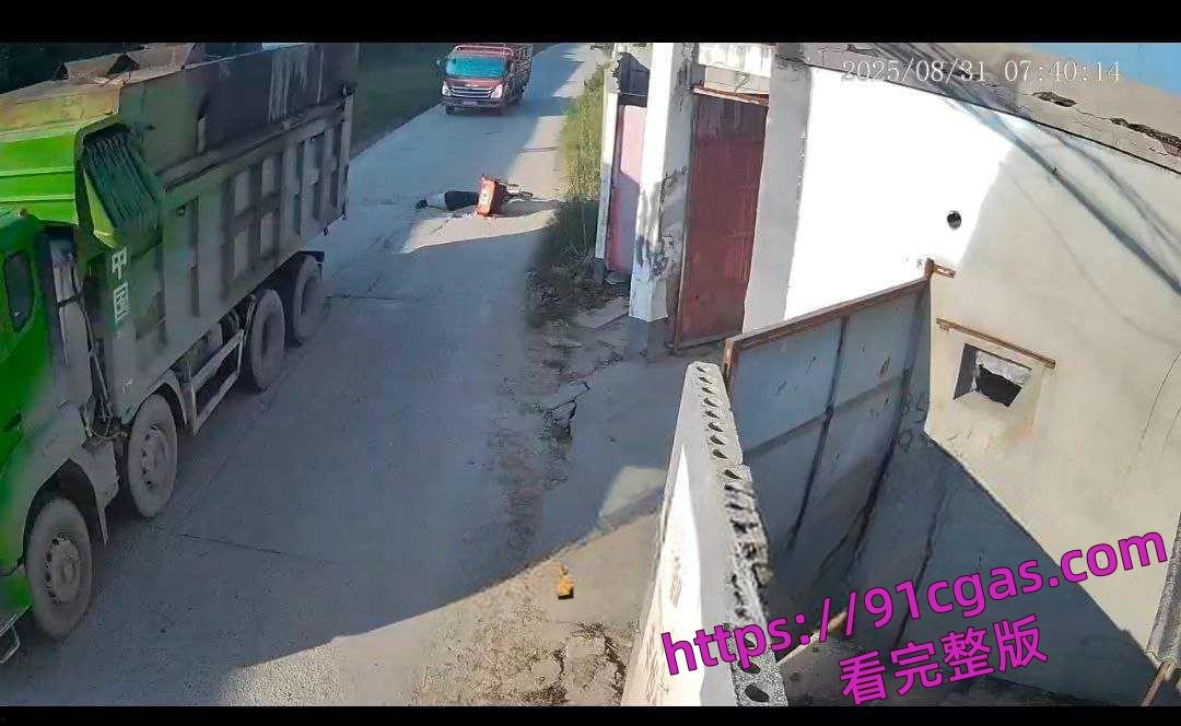 老太太三轮失控摔倒 卡车司机无辜碾压致死真倒霉坑死人了!