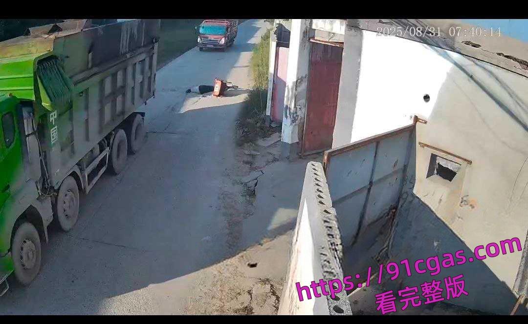 老太太三轮失控摔倒 卡车司机无辜碾压致死真倒霉坑死人了!