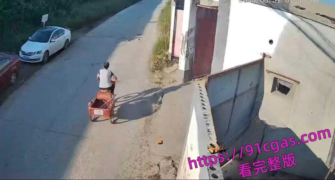 老太太三轮失控摔倒 卡车司机无辜碾压致死真倒霉坑死人了!-4