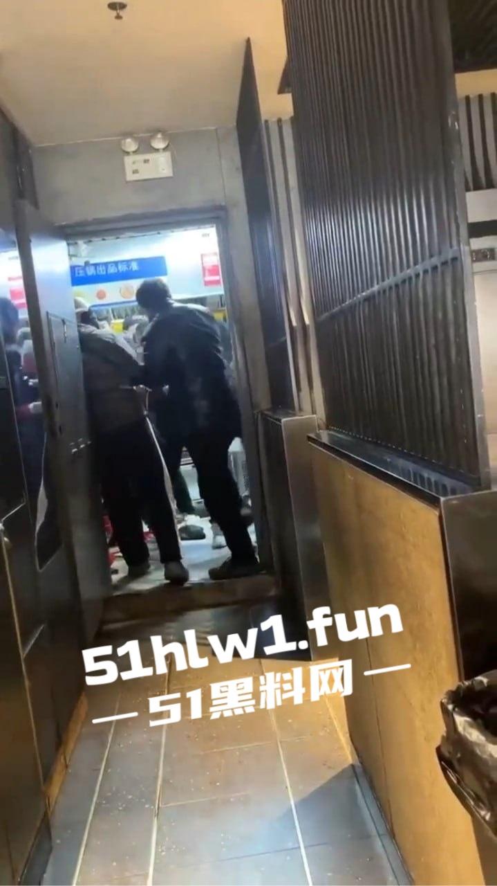 不顺心就干，能干绝不多逼逼，干就完事了快过年了，干完进去吃皇粮，管吃管住还不用操心年货！