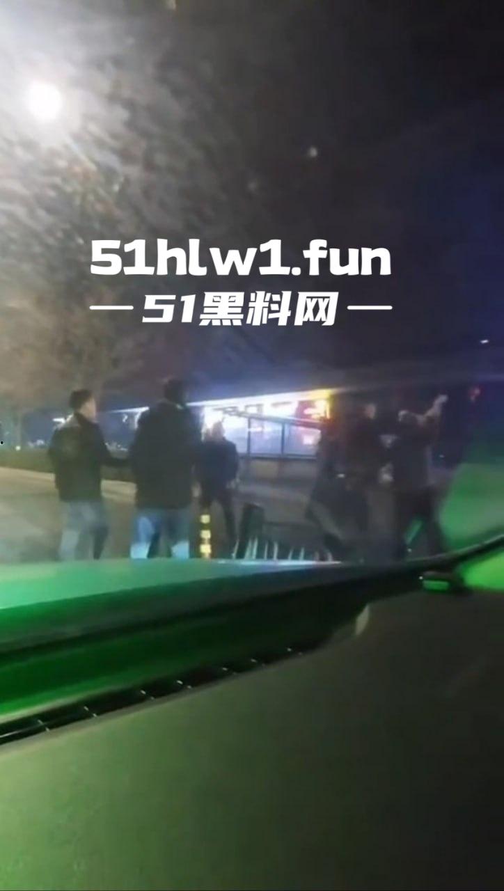 不顺心就干，能干绝不多逼逼，干就完事了快过年了，干完进去吃皇粮，管吃管住还不用操心年货！