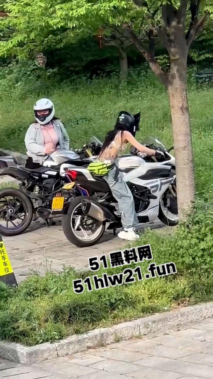 义乌真实骑行媛【喵喵】变态骚奴黑历史被扒，真鸡婆扮假名媛到处陪睡，一身名鞋名包都是卖肉被调教获得。