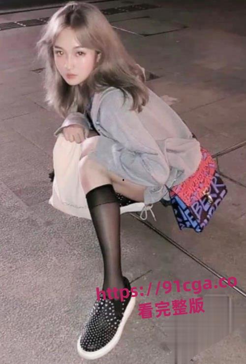 00后金发美少女探探交友跟网友奔现！喝醉后被男子拖回出租房下药迷奸肆意玩弄！