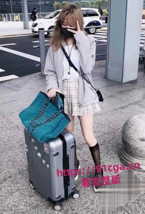 00后金发美少女探探交友跟网友奔现！喝醉后被男子拖回出租房下药迷奸肆意玩弄！