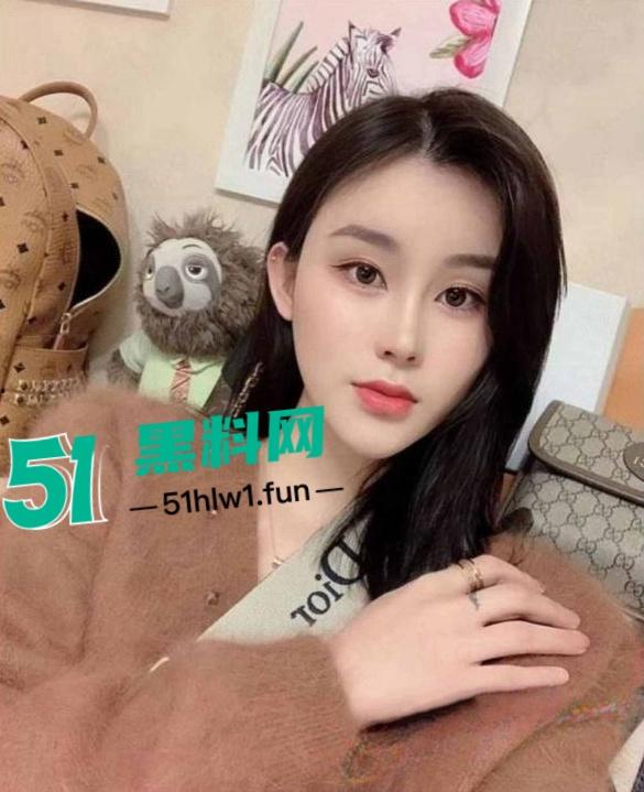 超美极品身材颜值于一体的平面模特的反差一面，背地里揉奶自慰求金主们操的一条小母狗。