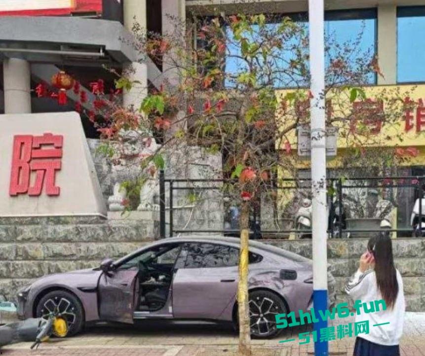 上一秒还在炫耀的“小仙女”下一秒开着小米汽车撞得稀烂现场视频曝光!-5