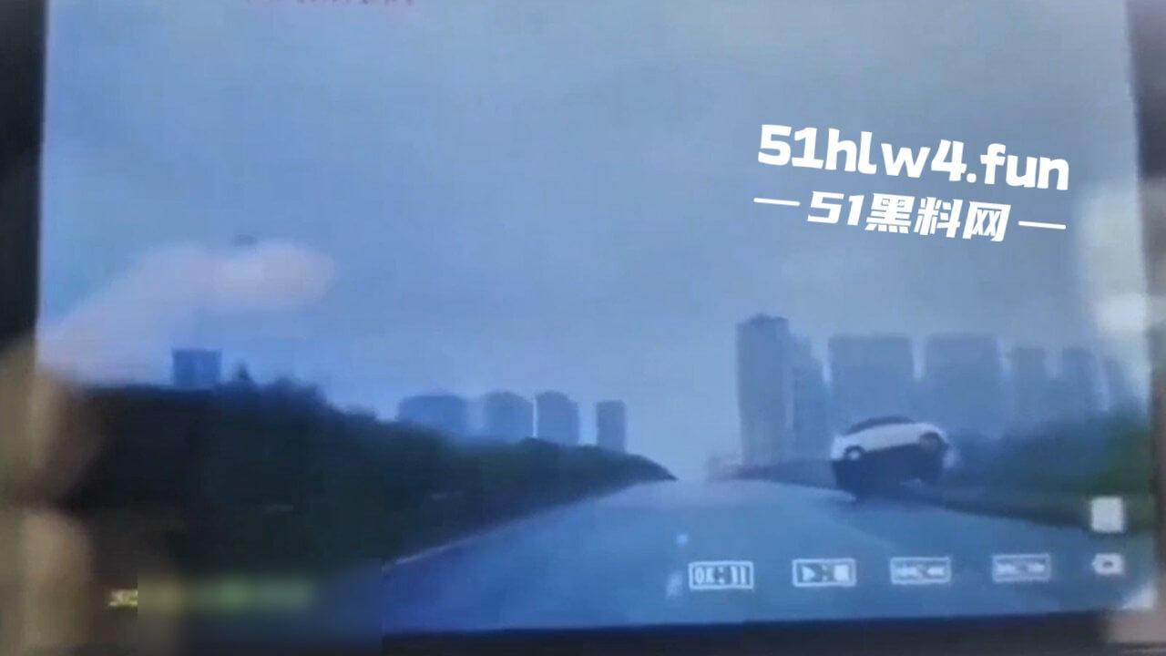 内江资中奇葩车祸五菱宏光加速超车，竟然失控出车祸俩人都变成熊猫脸，看着太搞笑了。