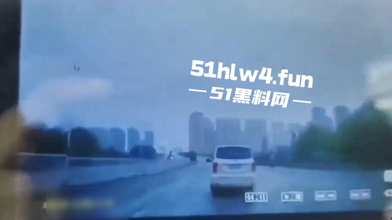 内江资中奇葩车祸五菱宏光加速超车，竟然失控出车祸俩人都变成熊猫脸，看着太搞笑了。