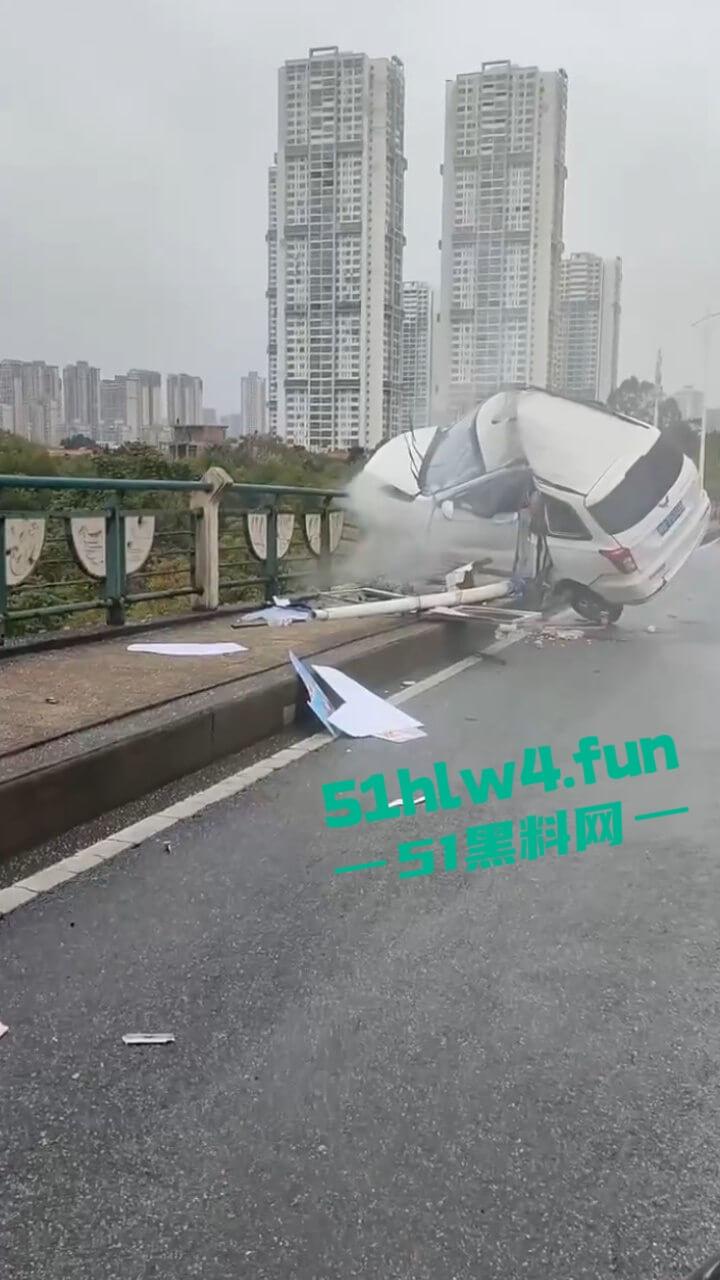 内江资中奇葩车祸五菱宏光加速超车，竟然失控出车祸俩人都变成熊猫脸，看着太搞笑了。-5