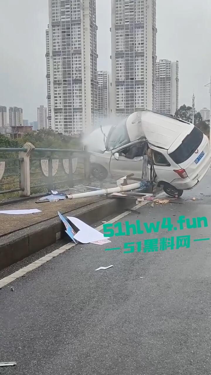 内江资中奇葩车祸五菱宏光加速超车，竟然失控出车祸俩人都变成熊猫脸，看着太搞笑了。-6