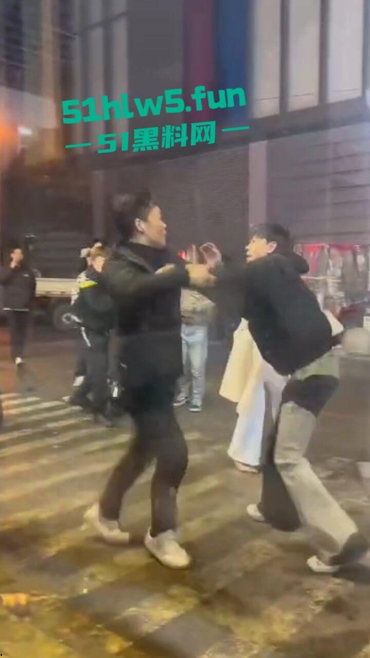 以父爱之名，暴揍精神小伙，沈阳某饭店门口渣男玩弄大叔的女儿，爱女心切叫人当街暴揍渣男。