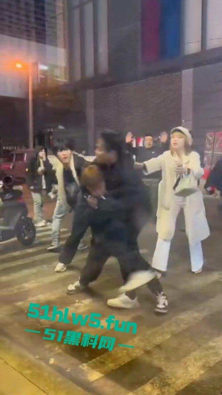 以父爱之名，暴揍精神小伙，沈阳某饭店门口渣男玩弄大叔的女儿，爱女心切叫人当街暴揍渣男。