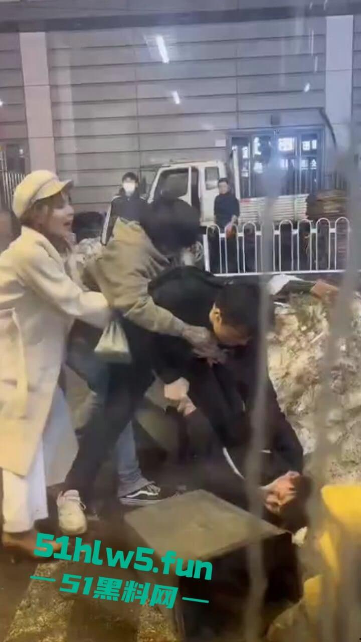 以父爱之名，暴揍精神小伙，沈阳某饭店门口渣男玩弄大叔的女儿，爱女心切叫人当街暴揍渣男。