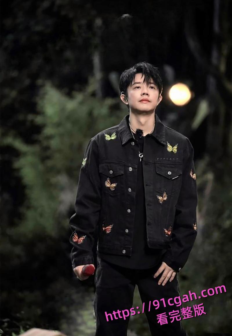 凤凰传奇曾毅彩排照性爱姿势手表登热搜 自曝曾殴打女工作人员点燃舆论火焰！