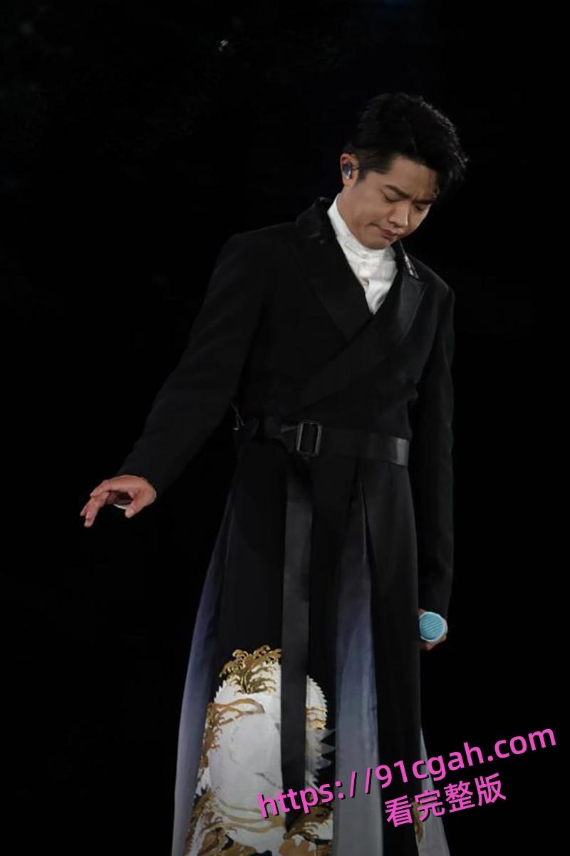 凤凰传奇曾毅彩排照性爱姿势手表登热搜 自曝曾殴打女工作人员点燃舆论火焰！