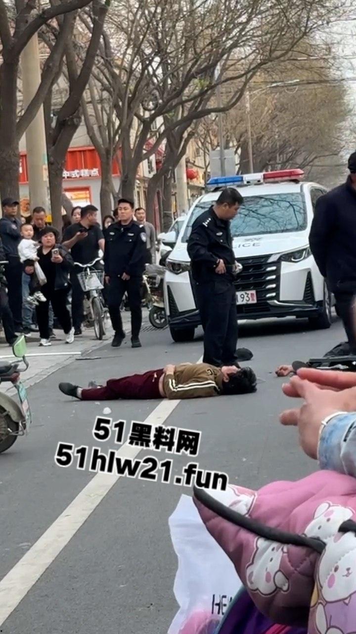 当兵16年后回家先放倒爹妈，河北鸡泽男子为跟小三淫混暴打自己亲生父母，警察面前还放不下拳头。