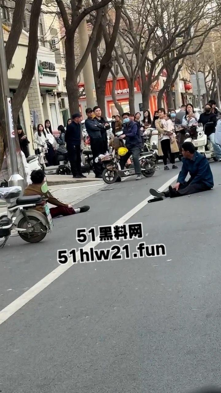 当兵16年后回家先放倒爹妈,河北鸡泽男子为跟小三淫混暴打自己亲生父母,警察面前还放不下拳头。-6