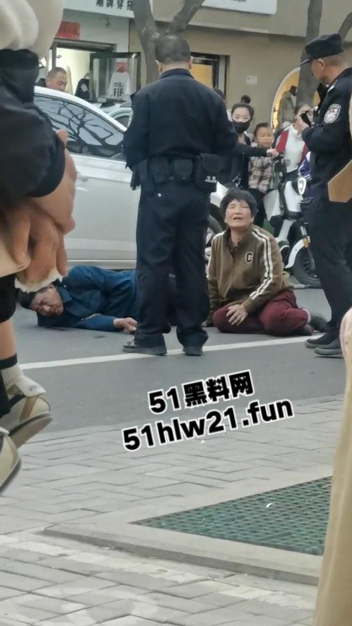 当兵16年后回家先放倒爹妈,河北鸡泽男子为跟小三淫混暴打自己亲生父母,警察面前还放不下拳头。-7