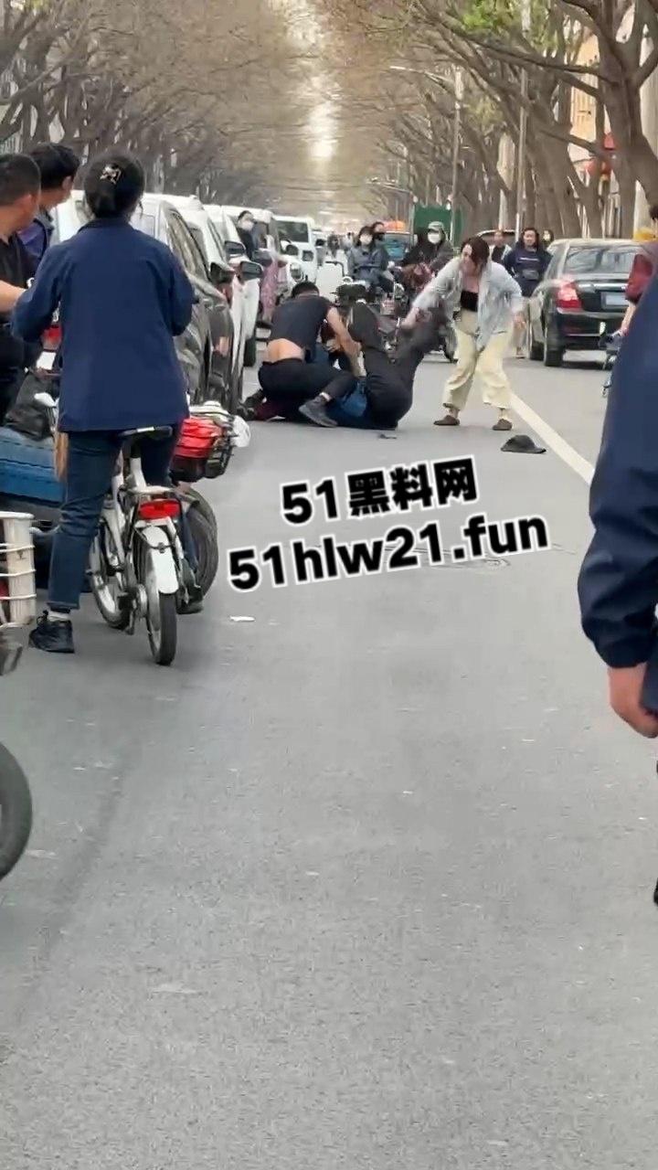 当兵16年后回家先放倒爹妈,河北鸡泽男子为跟小三淫混暴打自己亲生父母,警察面前还放不下拳头。-9