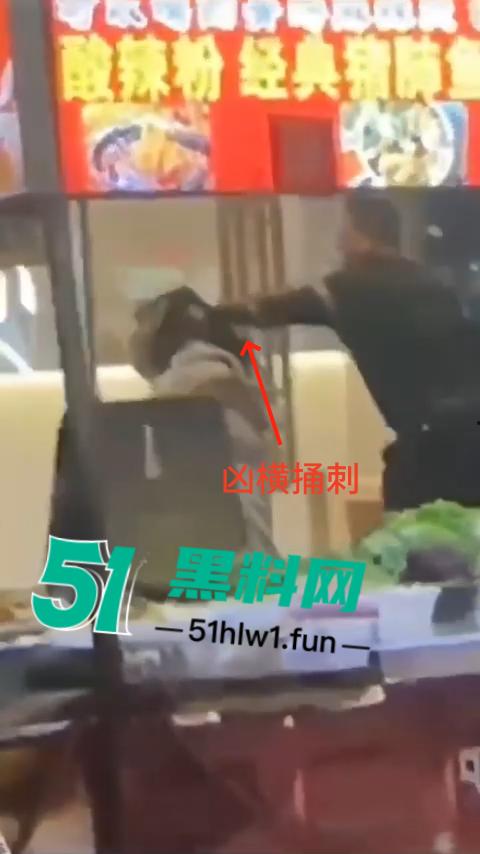 福建南平惊险一男子在夜宵摊用刀具不停地捅刺一女生，这种男子就会欺负小女生。