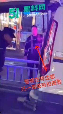 福建南平惊险一男子在夜宵摊用刀具不停地捅刺一女生，这种男子就会欺负小女生。