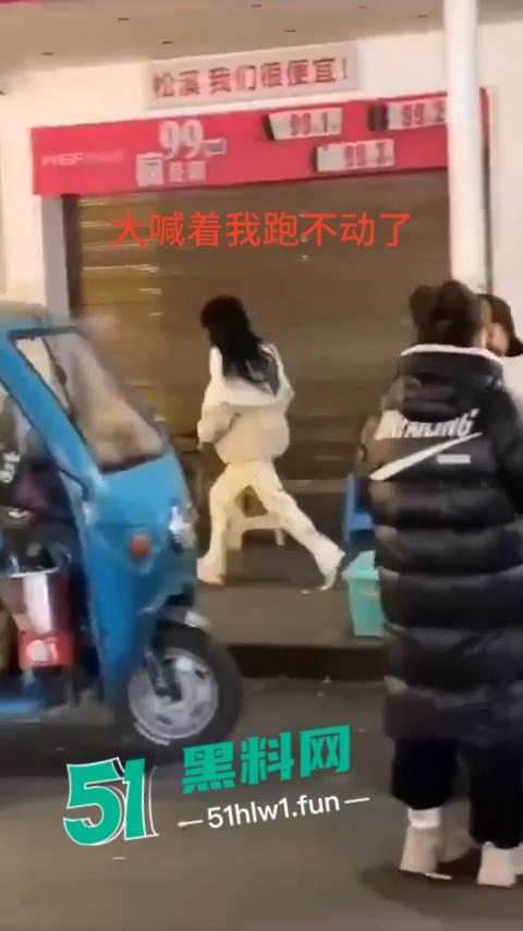 福建南平惊险一男子在夜宵摊用刀具不停地捅刺一女生，这种男子就会欺负小女生。