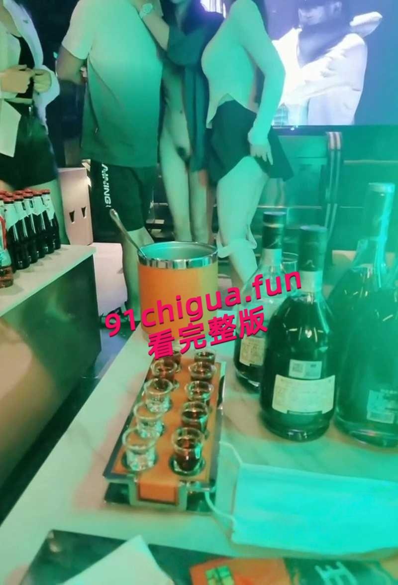 极品人妻【小鲸鱼】KTV淫趴视频流出，闺蜜当众露逼揉奶狂跳骚舞撩拨群男，少妇还是更会玩啊！