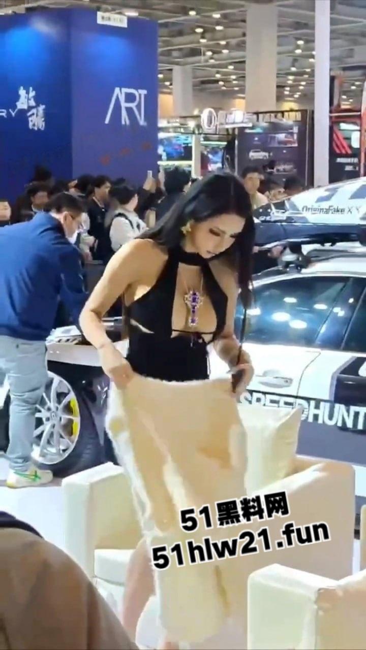 瓜友偷拍车展模特，高颜值F罩杯性感女神竟勒不住奶，走光一幕被瓜友偷拍疯传。