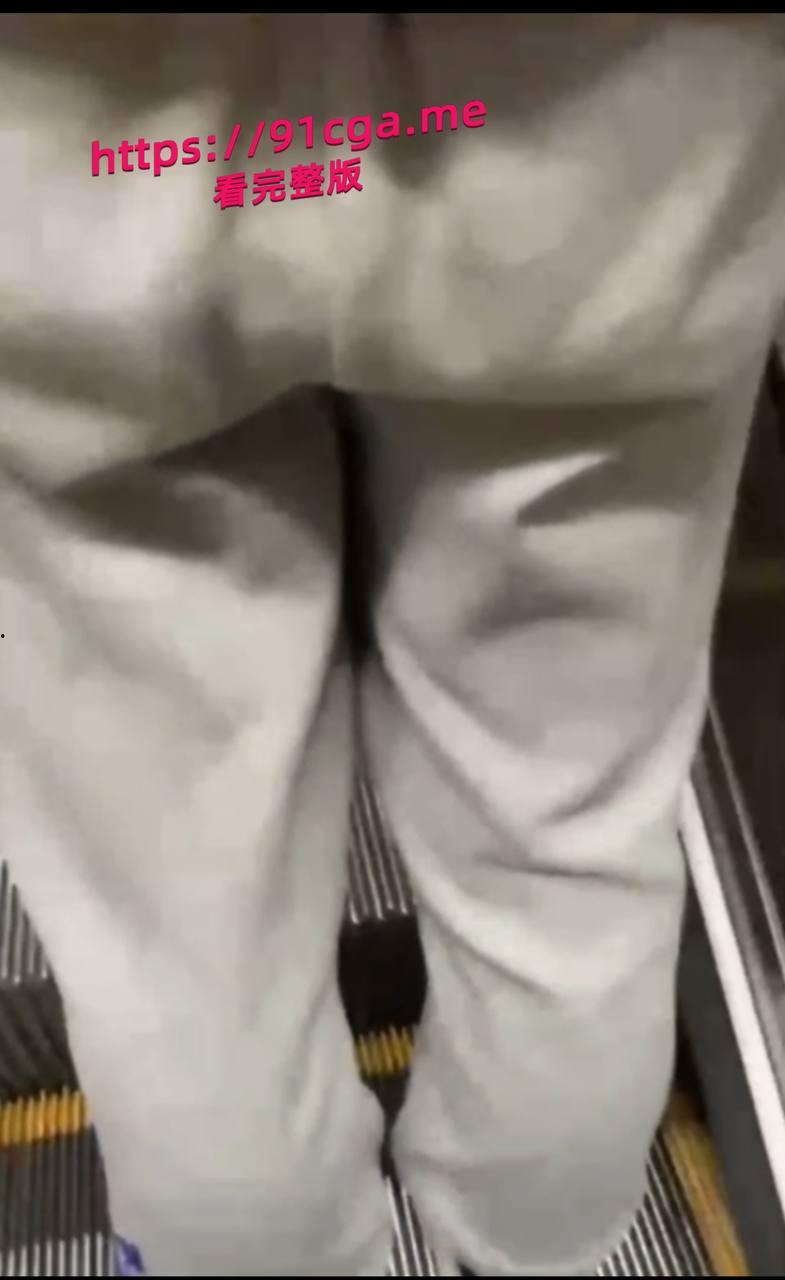 地铁惊现放水狂魔 尾随美女撒尿 有变态出没请注意！