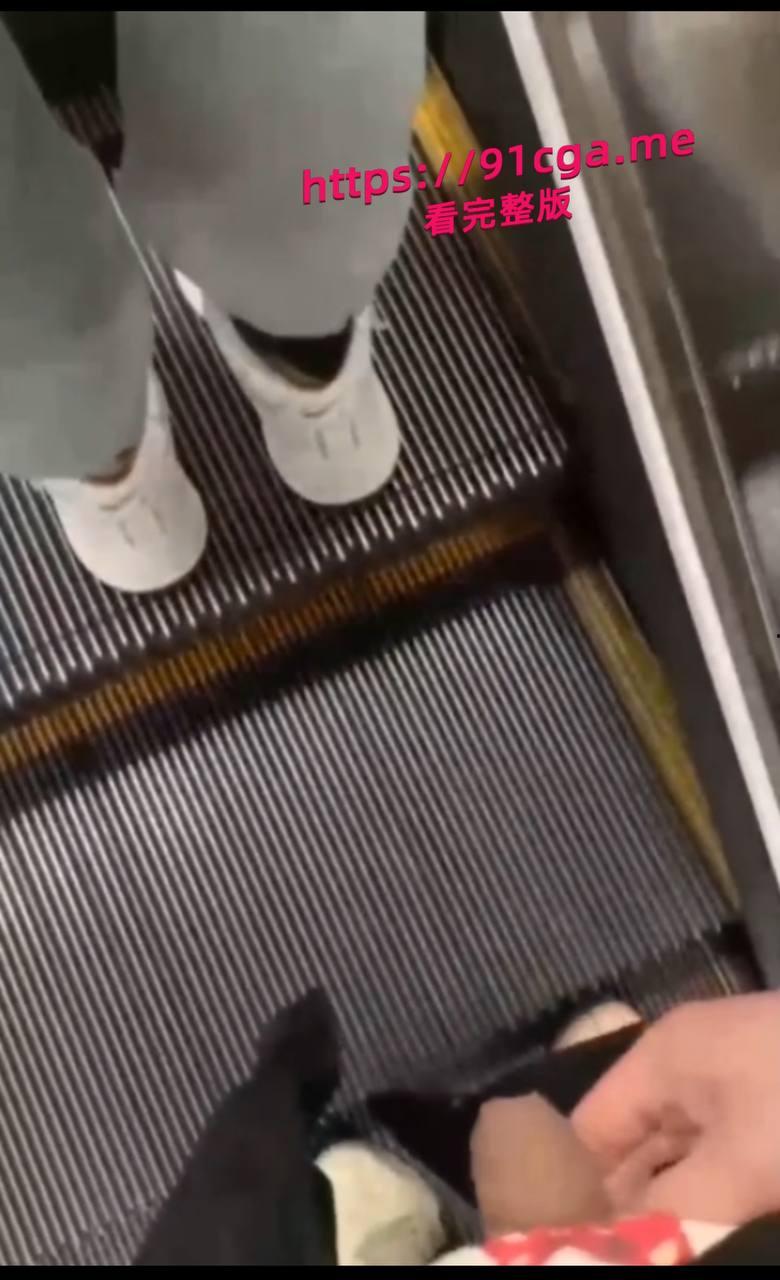 地铁惊现放水狂魔 尾随美女撒尿 有变态出没请注意！