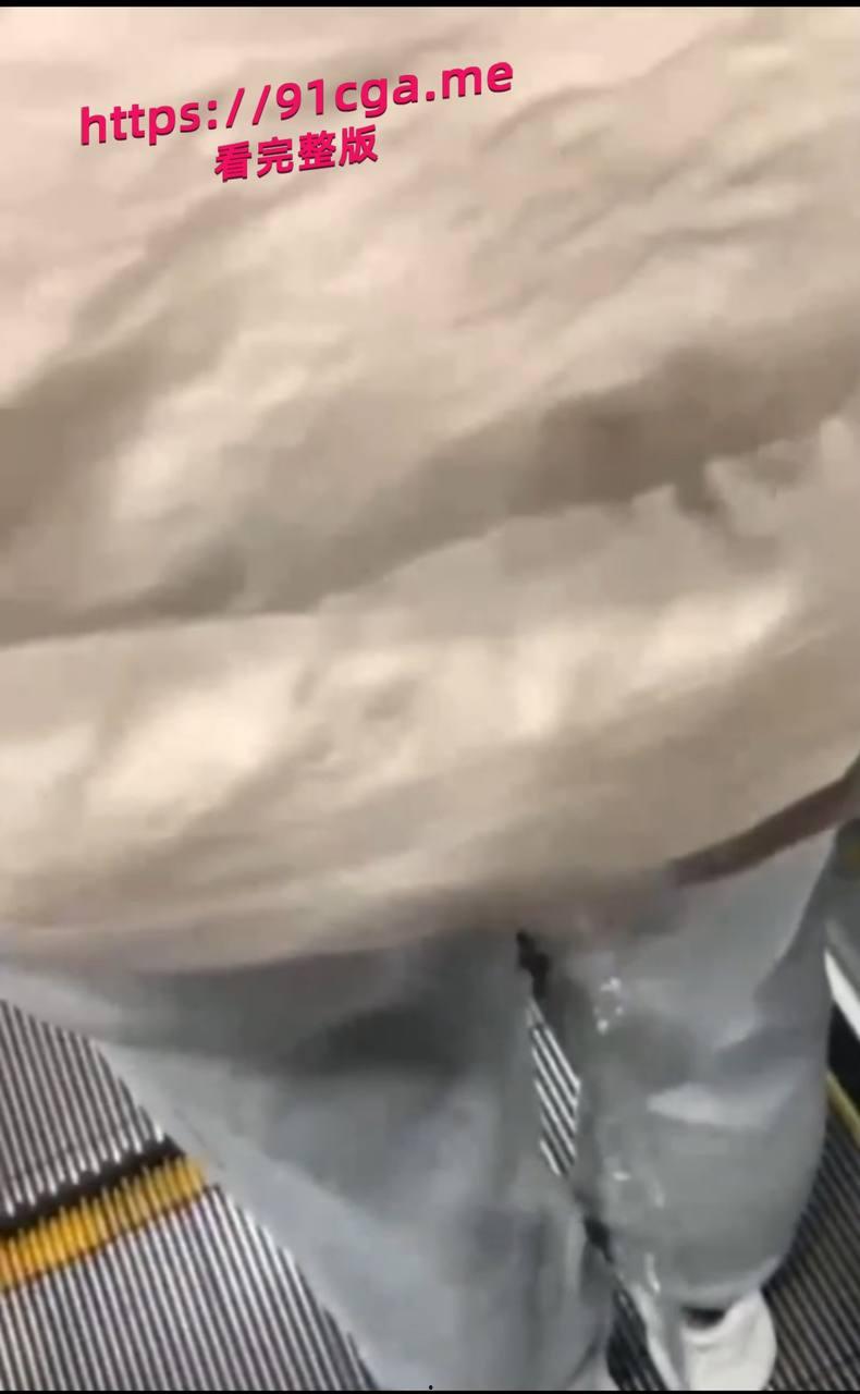 地铁惊现放水狂魔 尾随美女撒尿 有变态出没请注意！