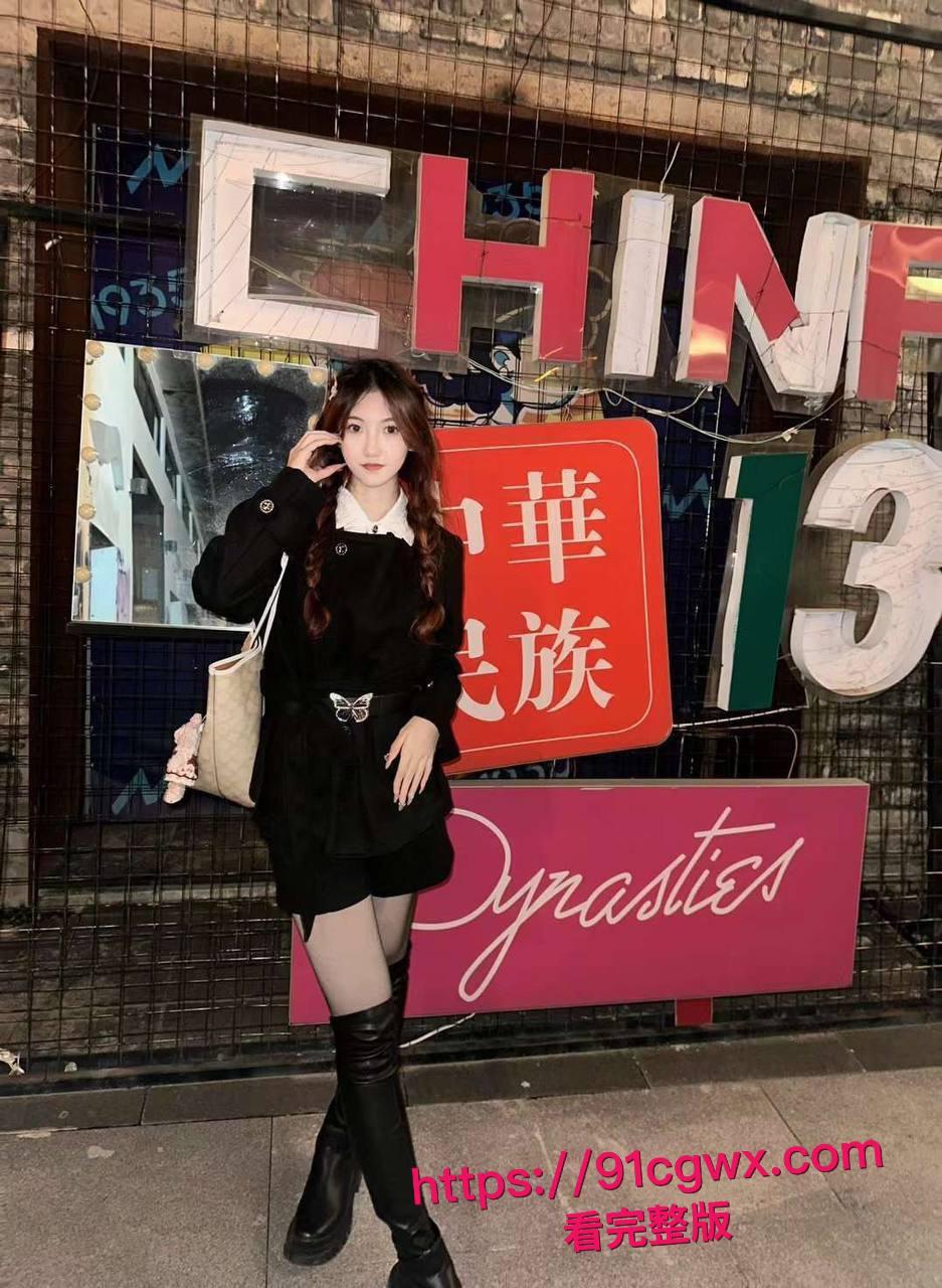 真实约炮！约了个漂亮又风骚的眼镜学生妹，极品炮架身材在床上真是让我爽翻天！