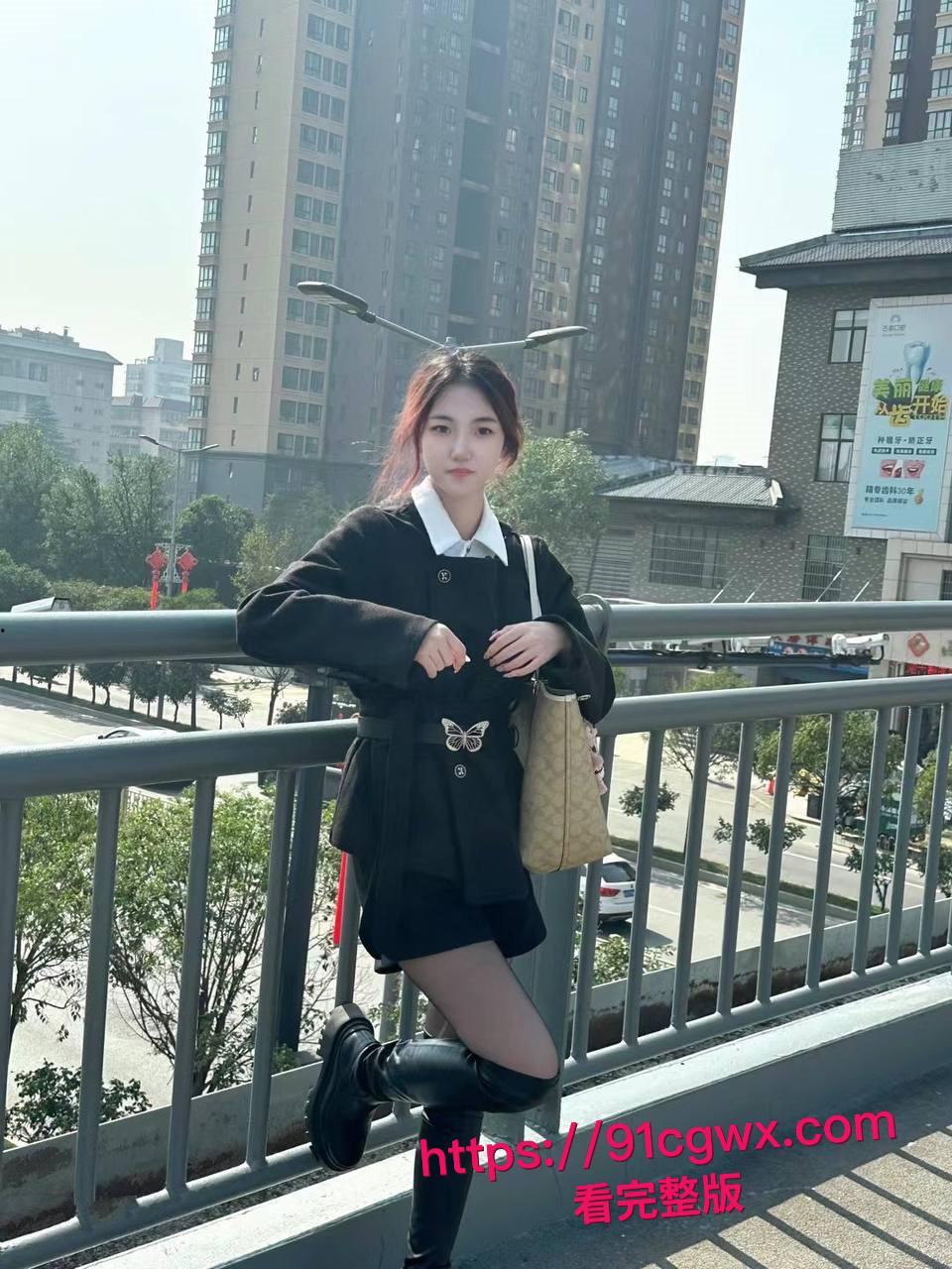 真实约炮!约了个漂亮又风骚的眼镜学生妹,极品炮架身材在床上真是让我爽翻天!-4