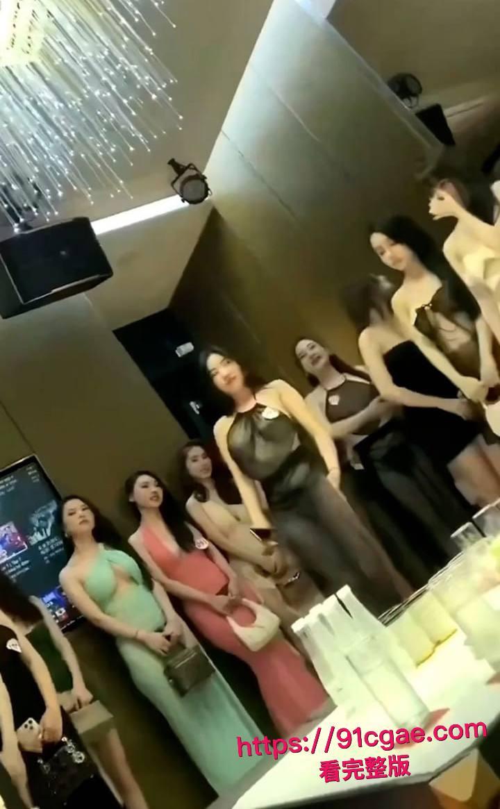 顶级商K惊爆选妃实录 极品美女擦边热舞 包厢沙发直接口交后入开操 现场画面淫乱不堪!-4