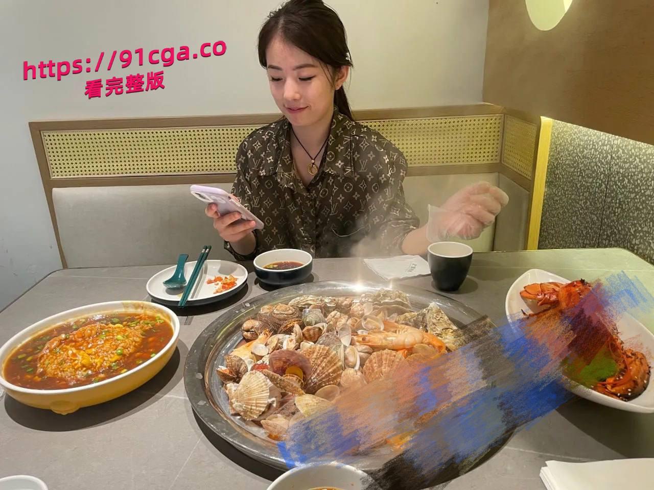 强烈推荐！新婚不久的少妇 在她家婚床与别的男子上打炮 浓精液射脸敷面膜